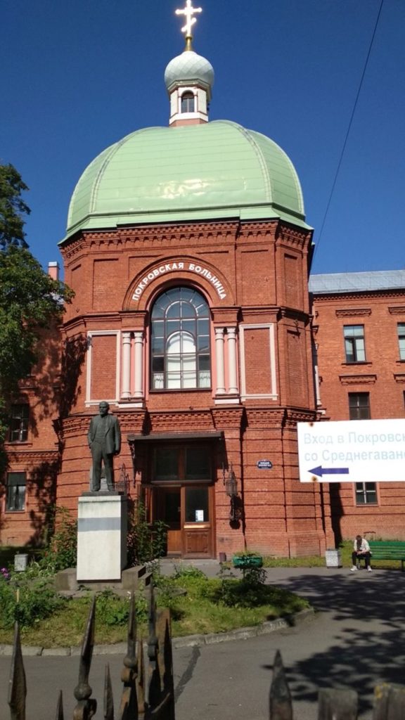 petesburg-lenin-przed-cerkwia-ktora-jest-szpitalem